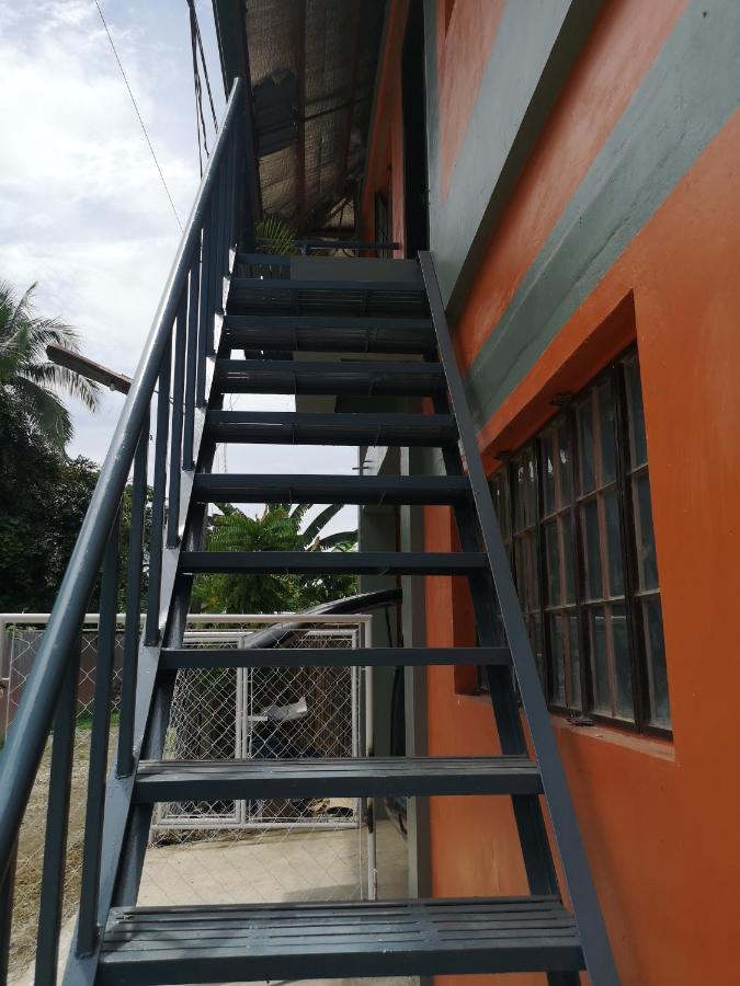 شقة Estrelle Orange House - Backpackers Hub بويرتو برينسيسا المظهر الخارجي الصورة