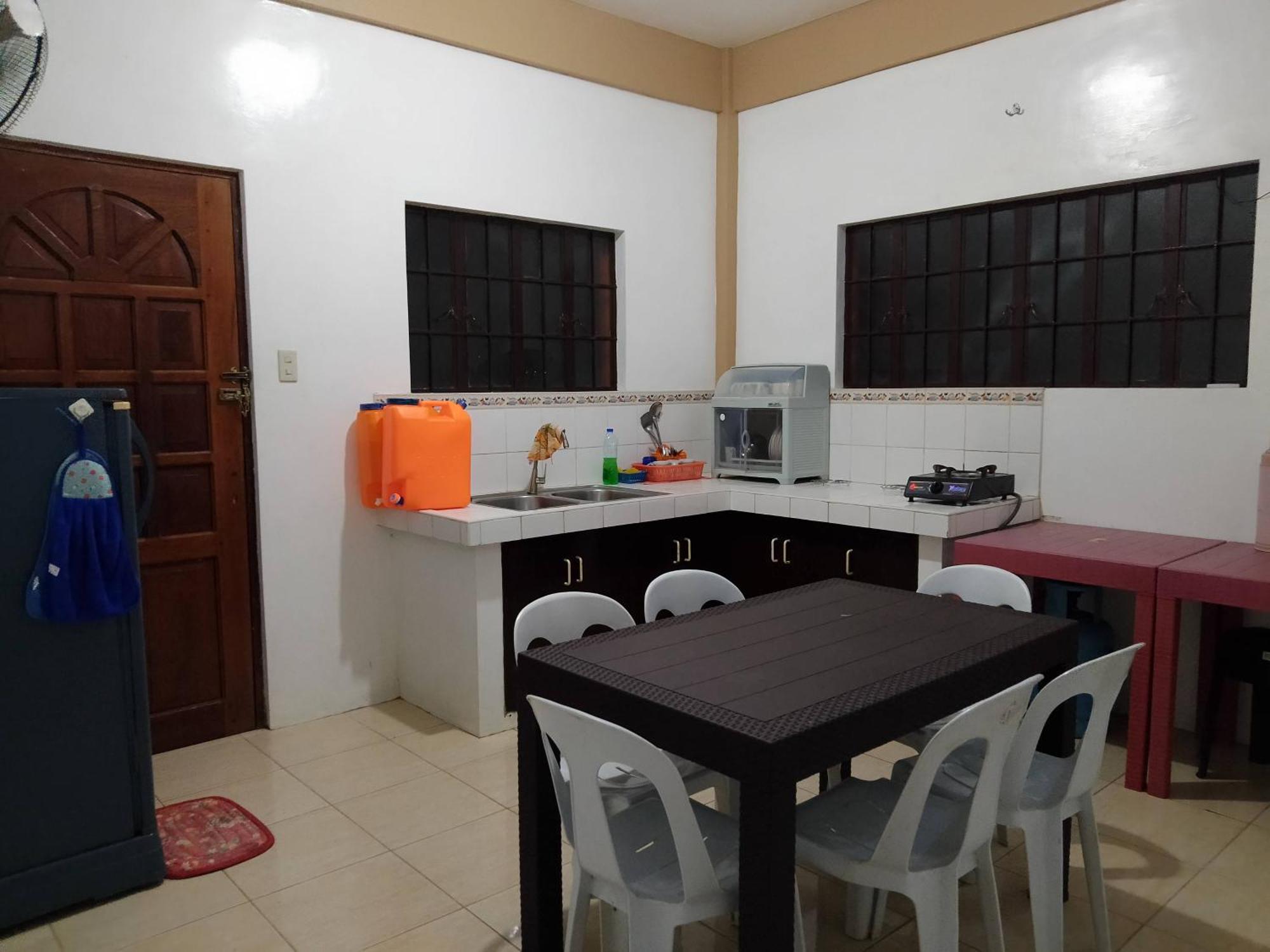 شقة Estrelle Orange House - Backpackers Hub بويرتو برينسيسا المظهر الخارجي الصورة